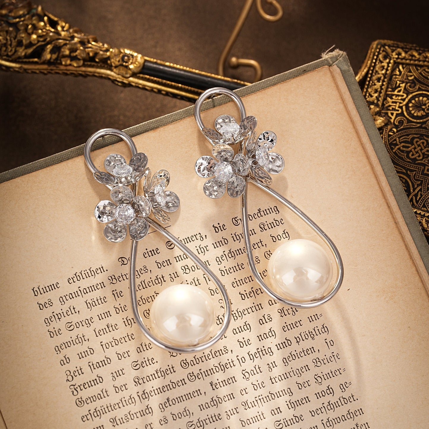 S5037E1 Stud Ear Accessories Vivian's Ball 1