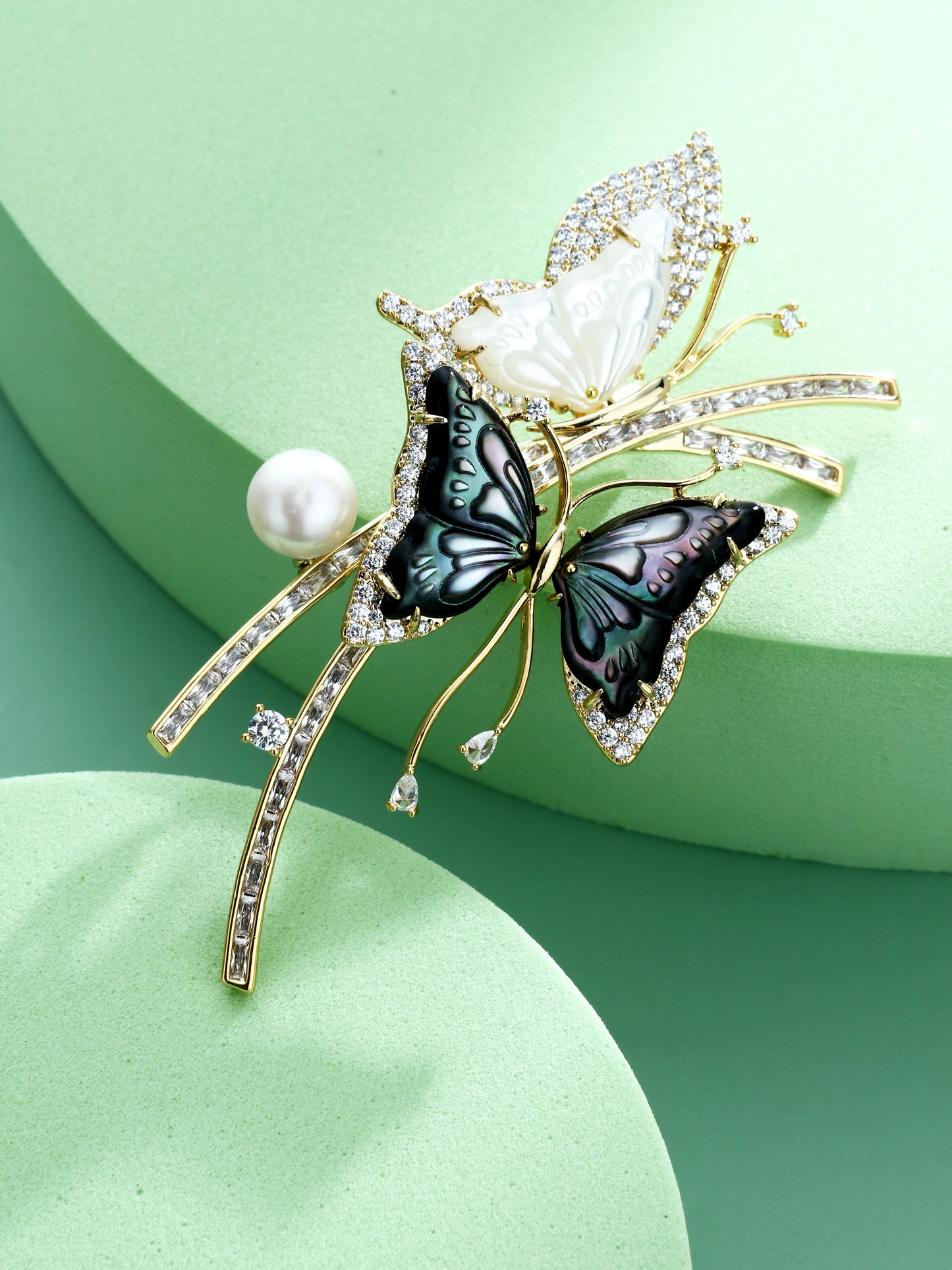 S2423B1 Butterfly Pearl brooch
