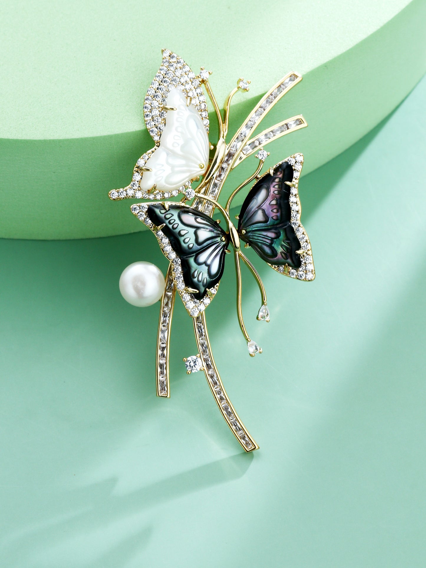S2423B1 Butterfly Pearl brooch