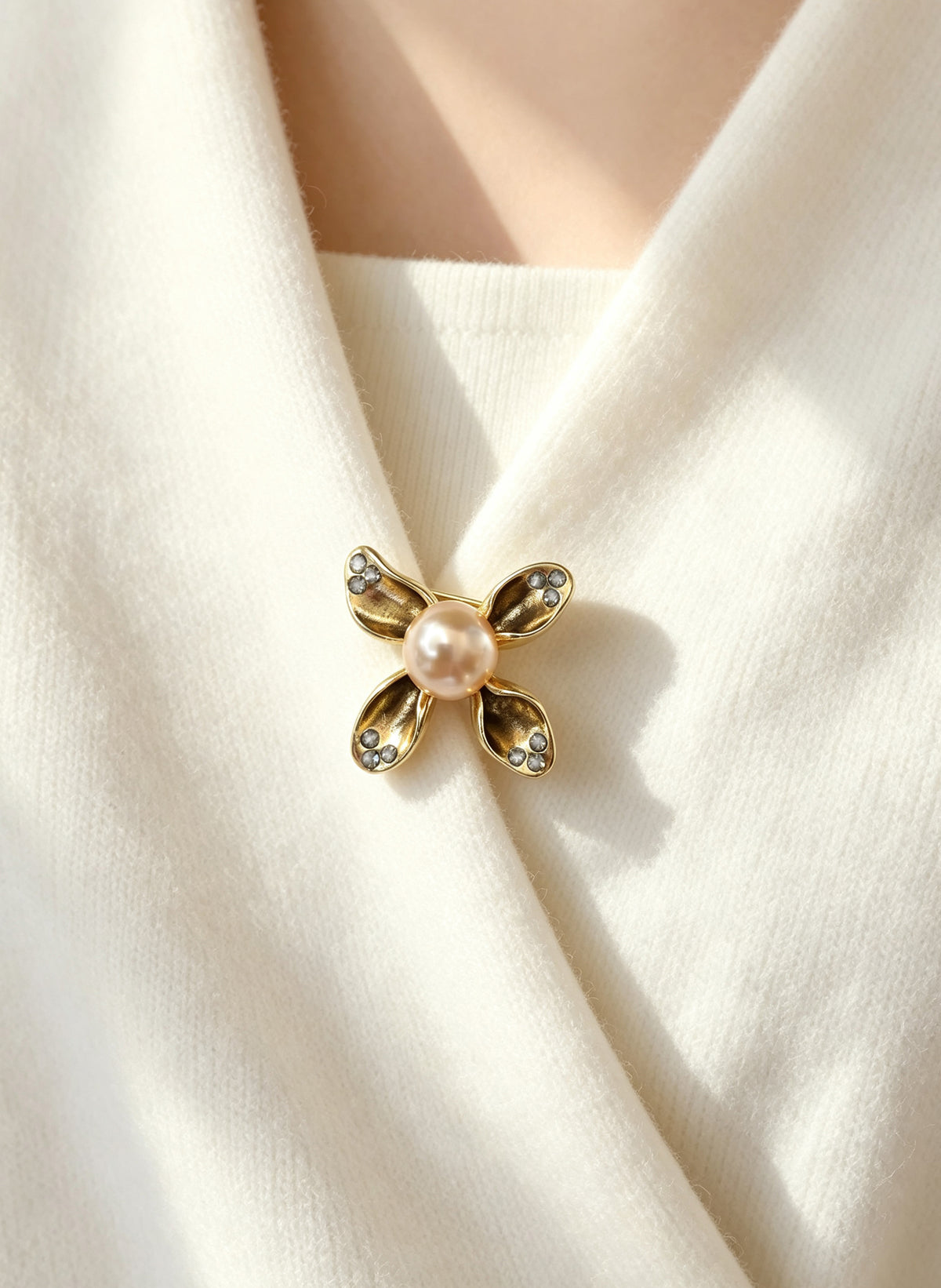 S2438B1 Golden Bloom brooch