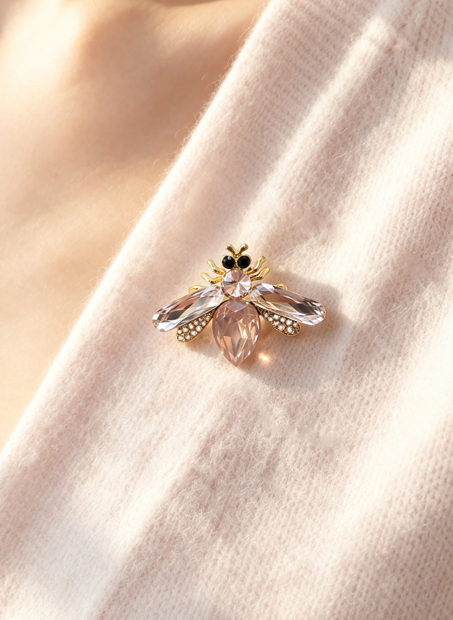 S2443B1 Little Bee brooch