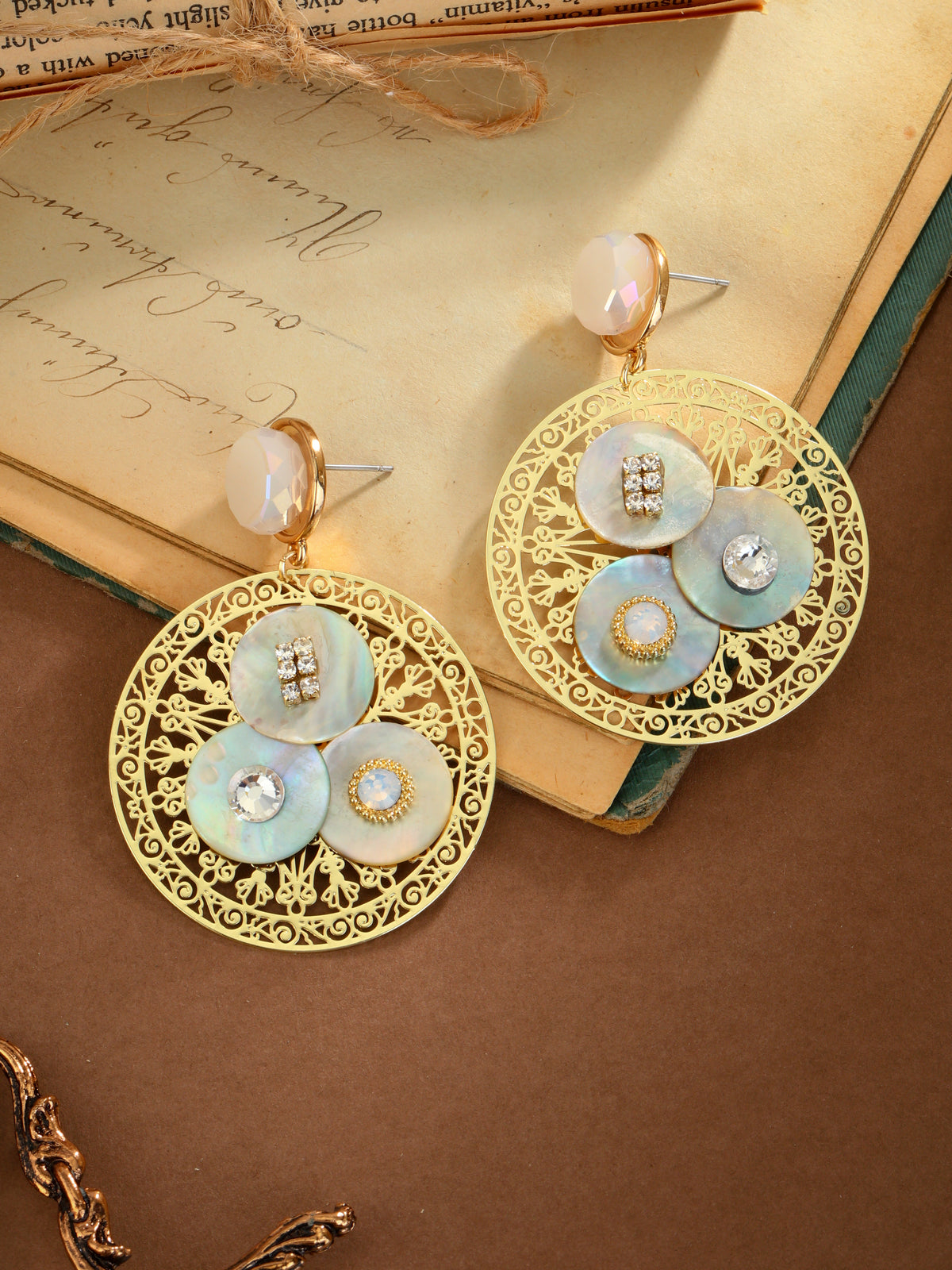 BW21019070 Moonshell Lace earrings