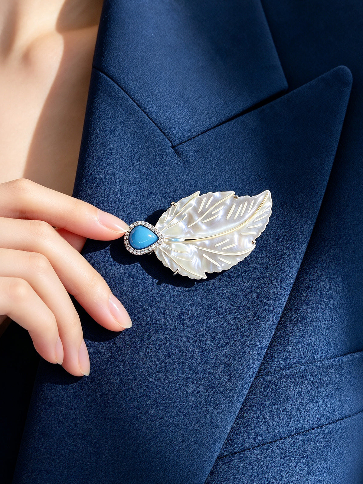 S2421B1 Windswept Feather brooch
