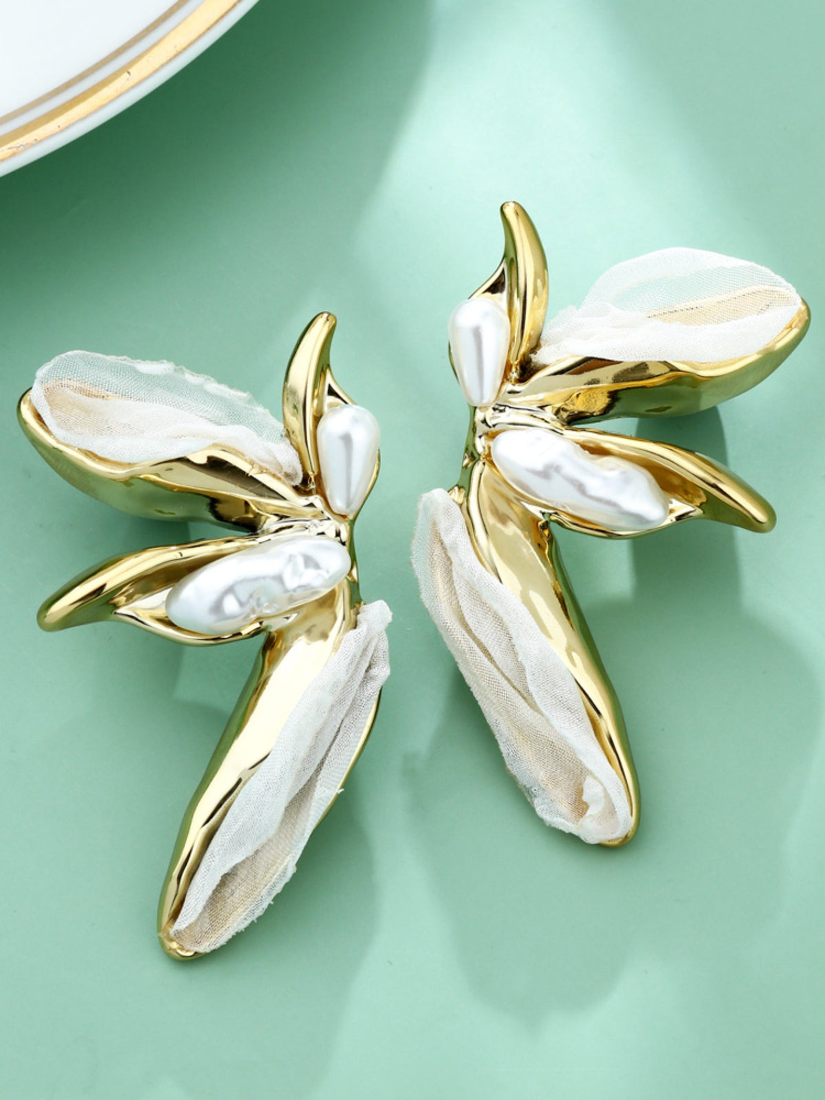 S5188E1 Cream Whisper earrings