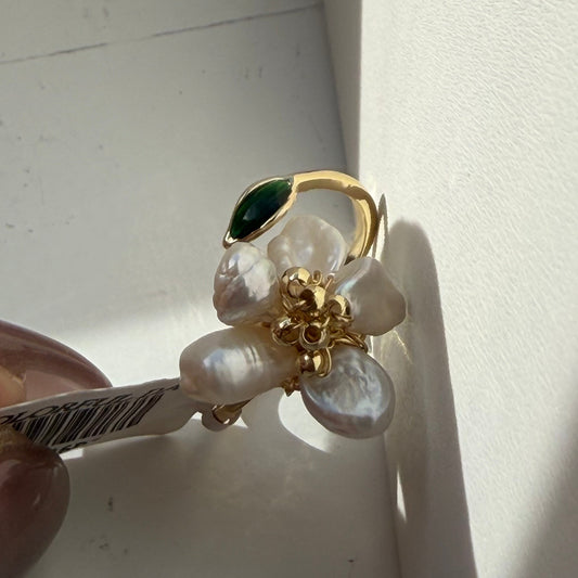 S2046R1 Gardenia Under the Moon ring